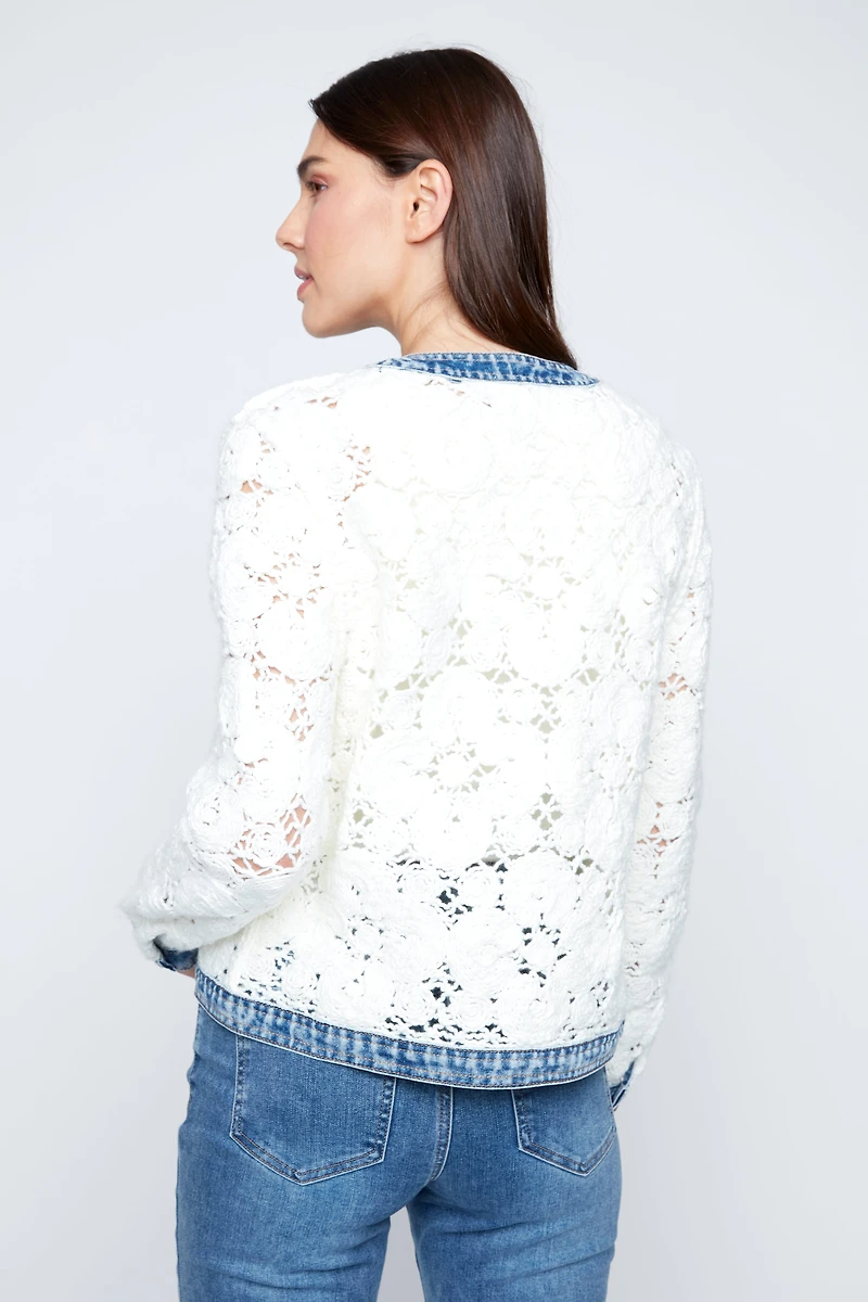 La veste en crochet à fleurs avec détails denim