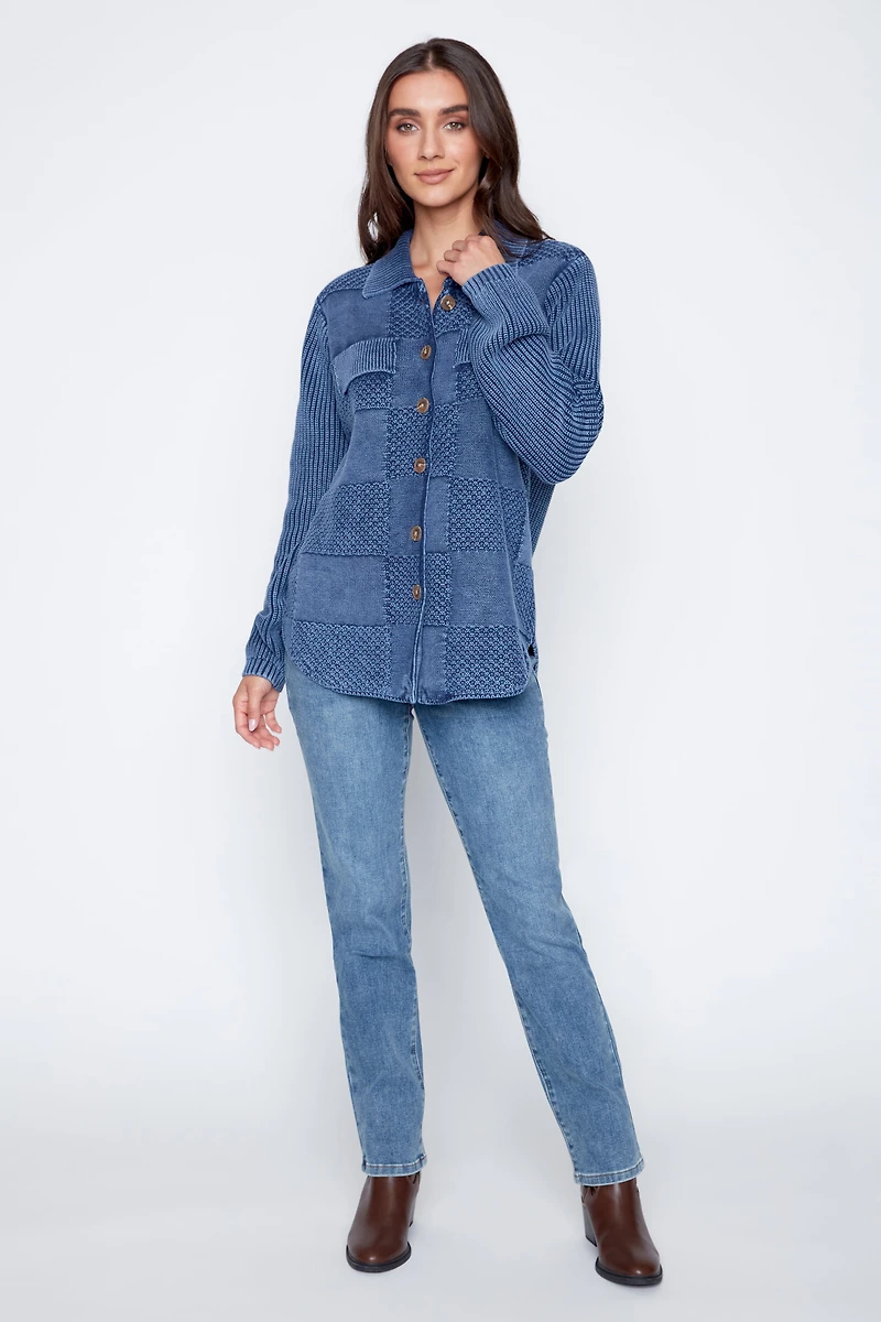 La veste en coton boutonnée sur le devant