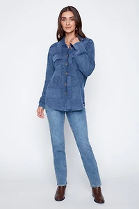 La veste en coton boutonnée sur le devant