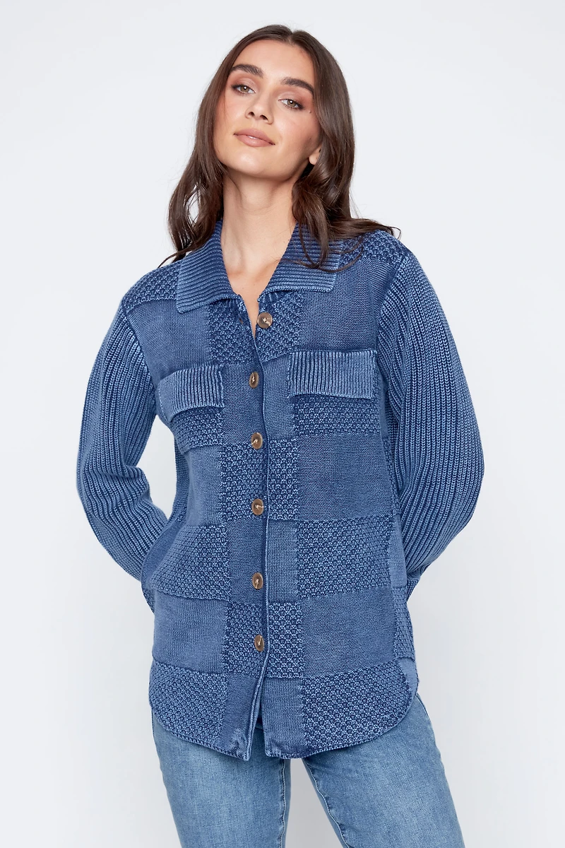 La veste en coton boutonnée sur le devant