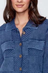 La veste en coton boutonnée sur le devant