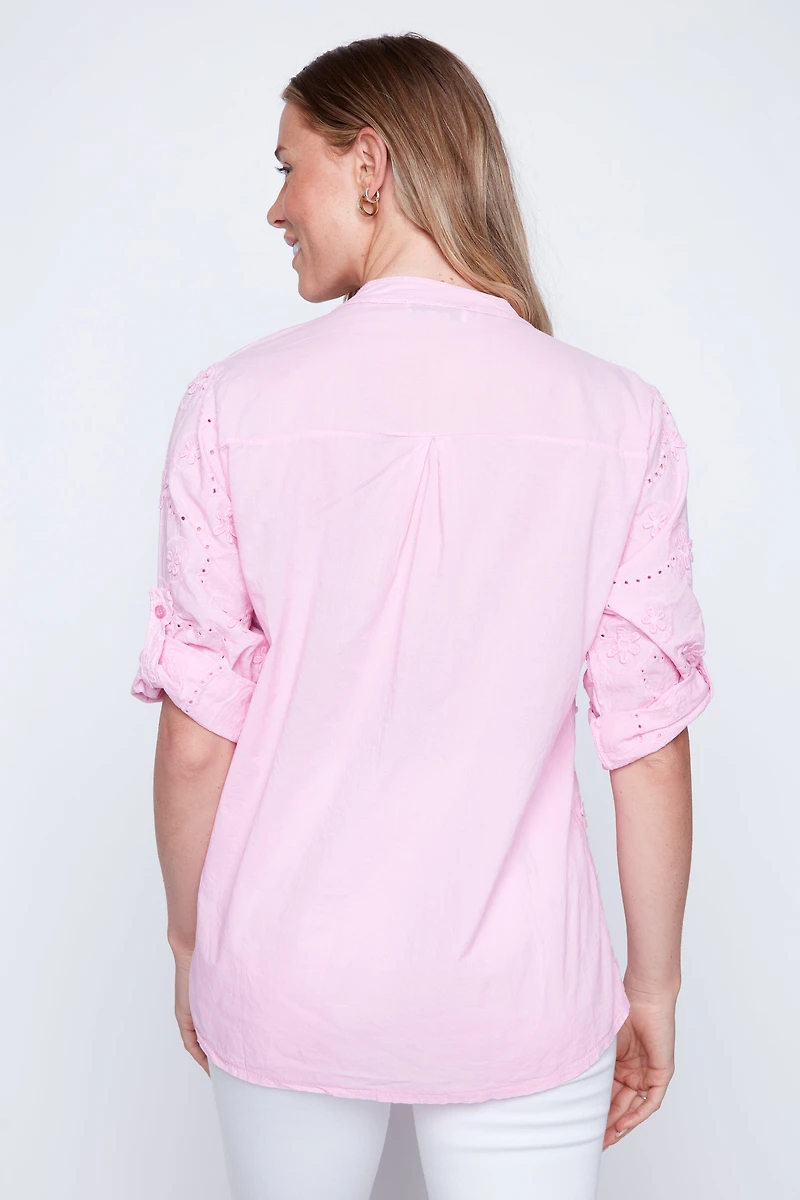 La blouse rose en coton brodé