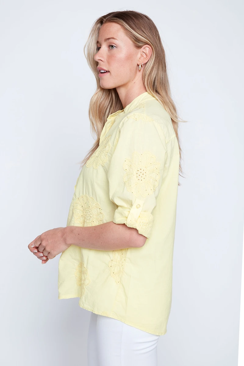 La blouse jaune en coton brodé