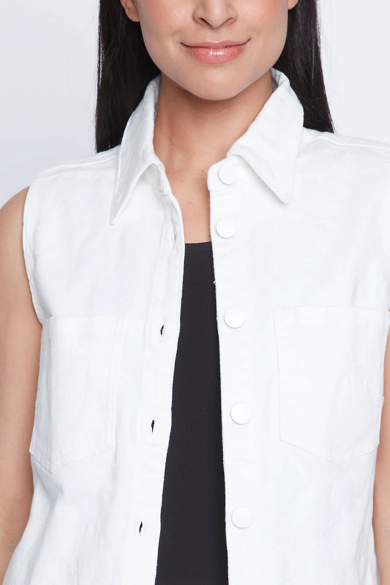 Le gilet en denim à broderie florale