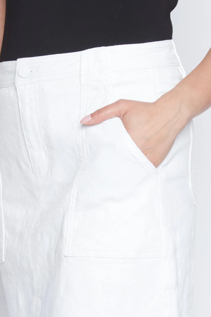 La jupe-short en denim à broderie florale