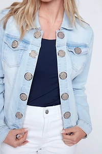 La veste en denim à boutons dorés
