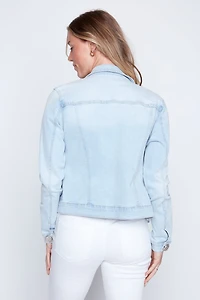 La veste en denim à boutons dorés