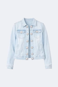 La veste en denim à boutons dorés