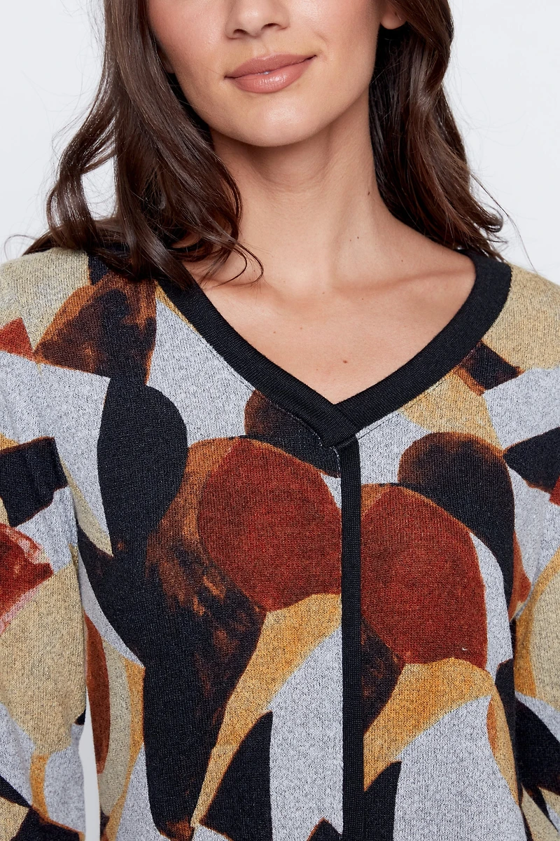 Le haut en tricot à motif abstrait