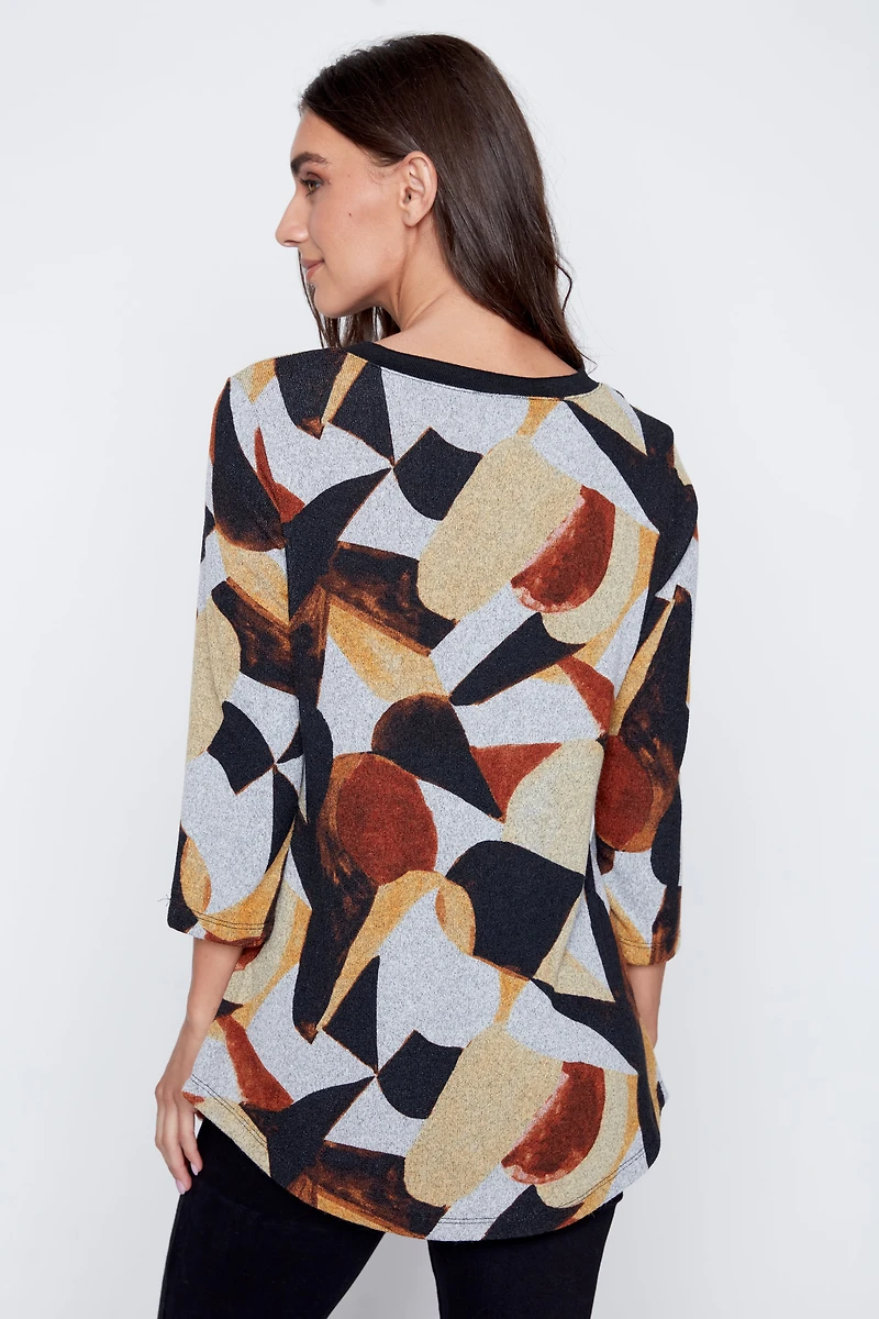 Le haut en tricot à motif abstrait