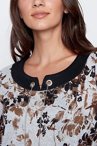 Le haut à imprimé floral avec détail œillets
