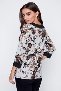 Le haut à imprimé floral avec détail œillets