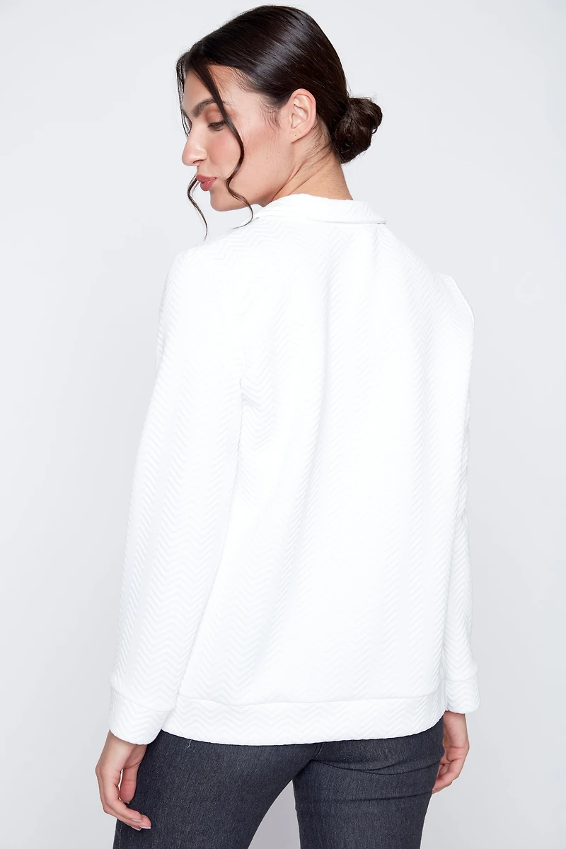 Le haut en tricot texturé avec détail zippé