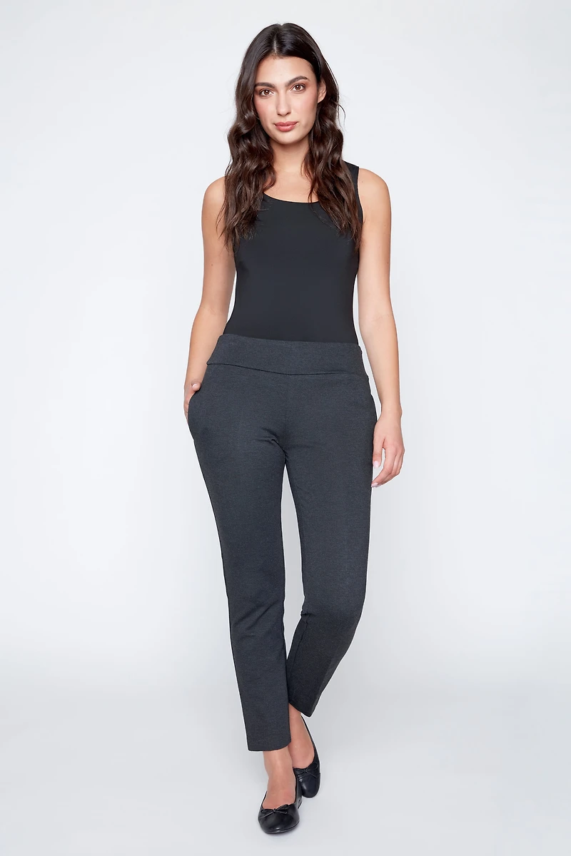 Le pantalon classique à jambe étroite