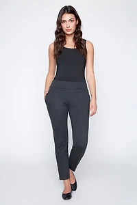 Le pantalon classique à jambe étroite