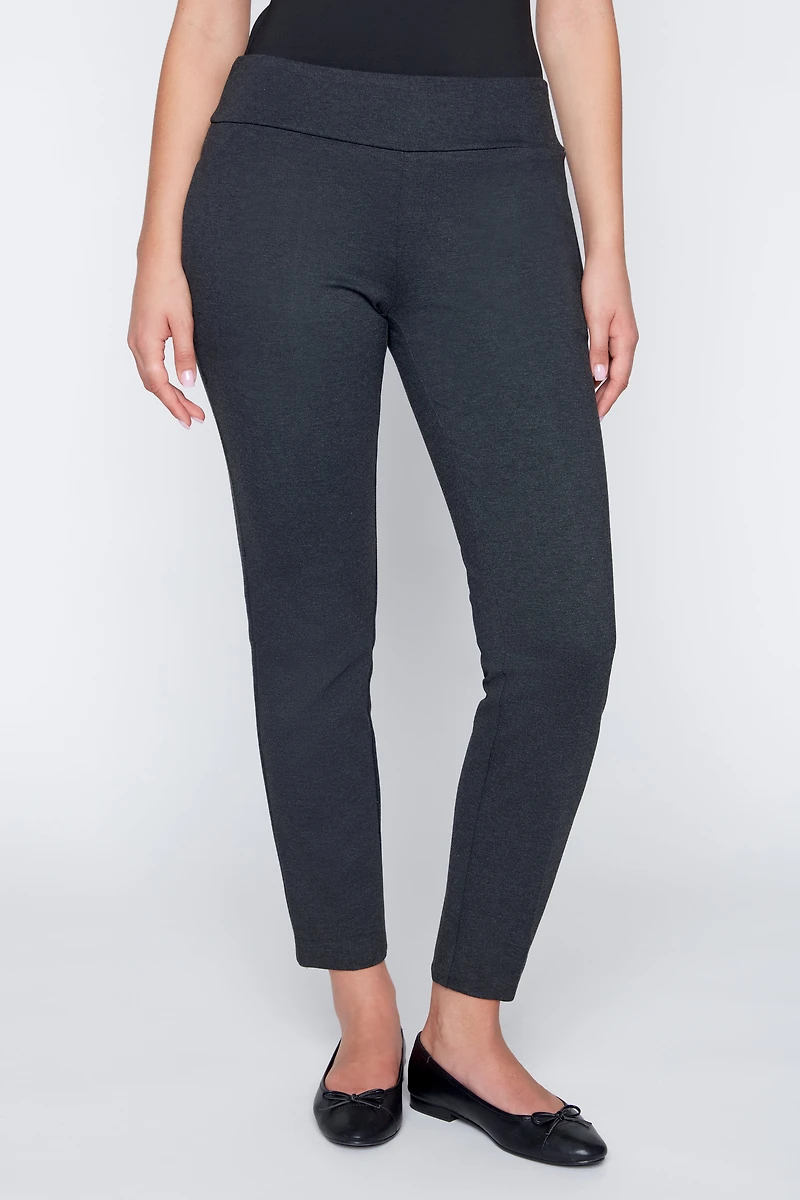Le pantalon classique à jambe étroite