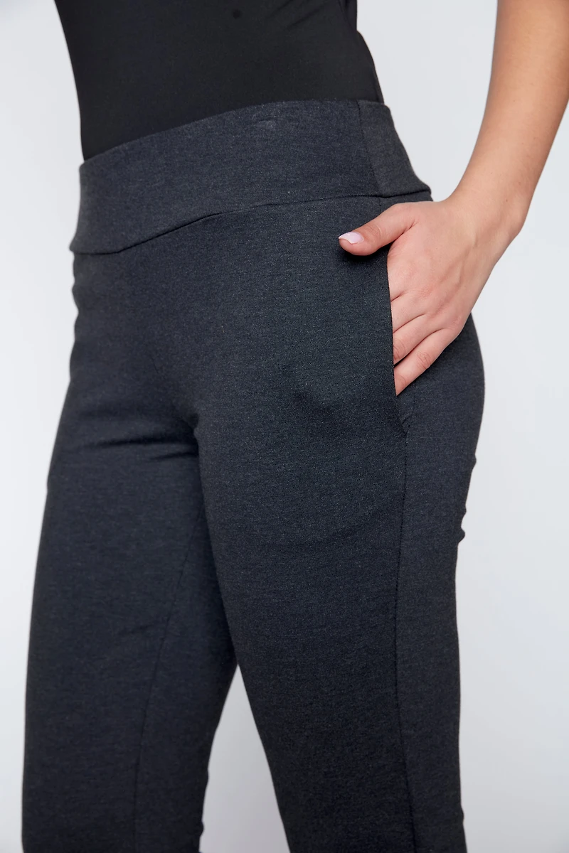 Le pantalon classique à jambe étroite