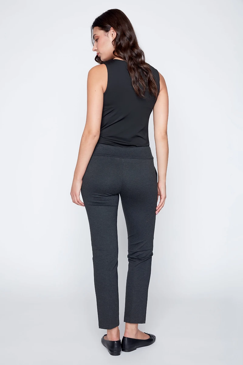 Le pantalon classique à jambe étroite