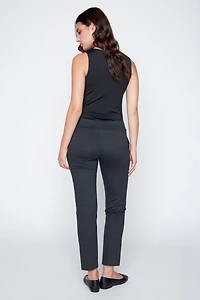 Le pantalon classique à jambe étroite