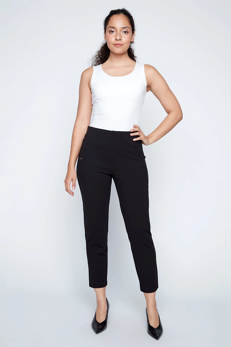 Le pantalon à jambe étroite avec détails rivetés