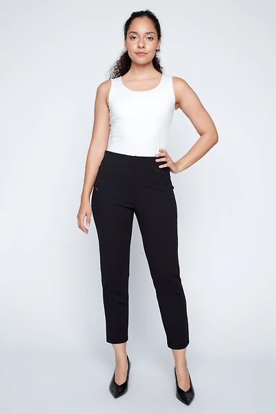 Le pantalon à jambe étroite avec détails rivetés