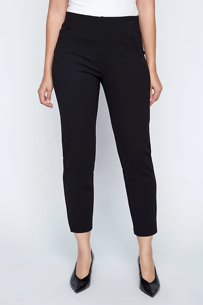 Le pantalon à jambe étroite avec détails rivetés