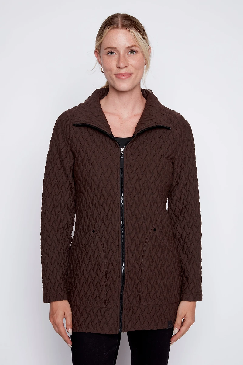 La veste en jacquard zippée sur le devant