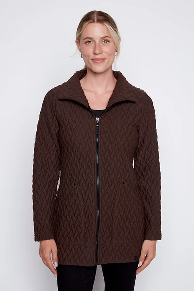 La veste en jacquard zippée sur le devant