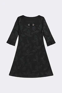 La robe avec détails à œillets