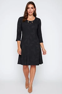 La robe avec détails à œillets