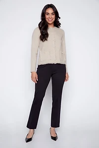 Le cardigan à bordures de perles et franges