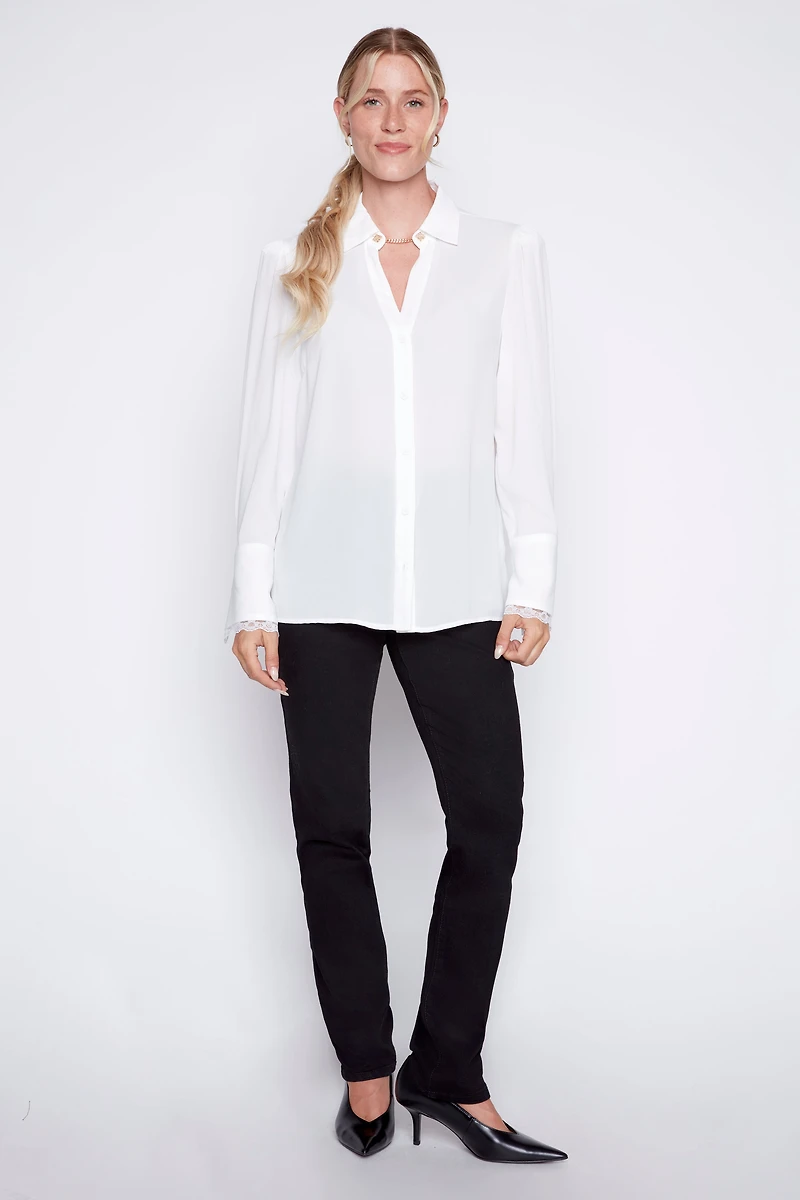 La blouse à détails en dentelle