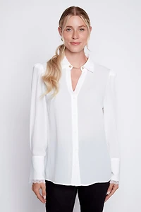 La blouse à détails en dentelle
