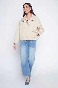 Le manteau zippé à col montant avec ourlet cordon de serrage