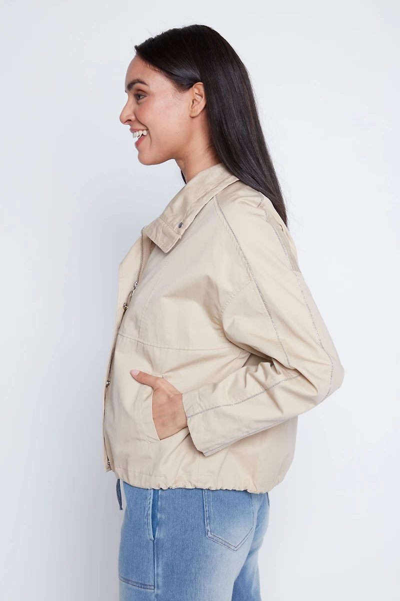 Le manteau zippé à col montant avec ourlet cordon de serrage