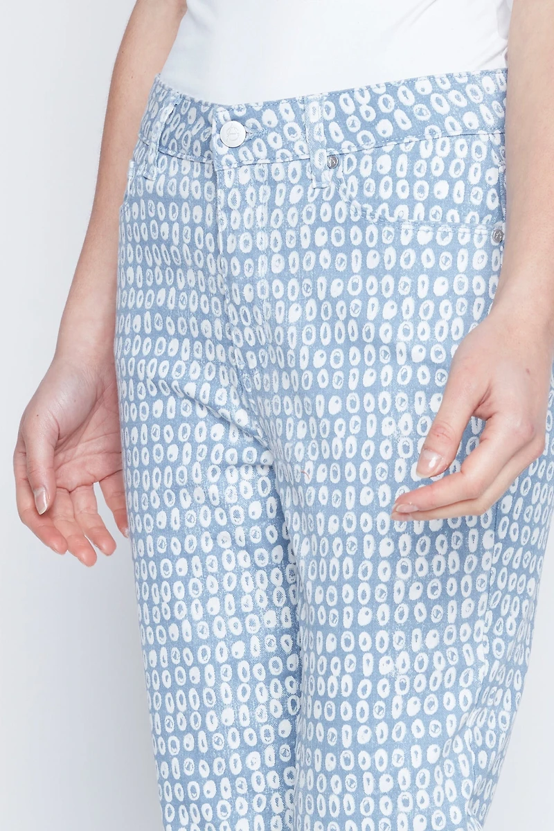 Le jean à jambe étroite motif fleuri