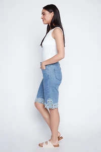 Le bermuda en denim avec détails brodés