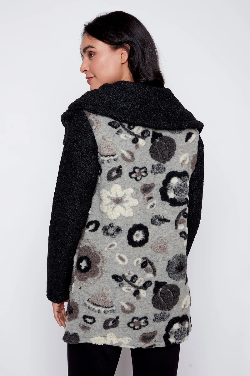 La veste bouclée à broderies florales