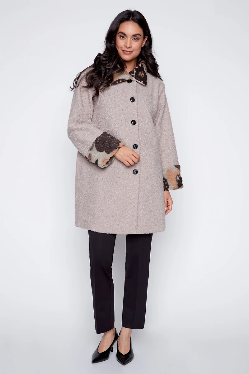 Le manteau bouclé à bordure florale