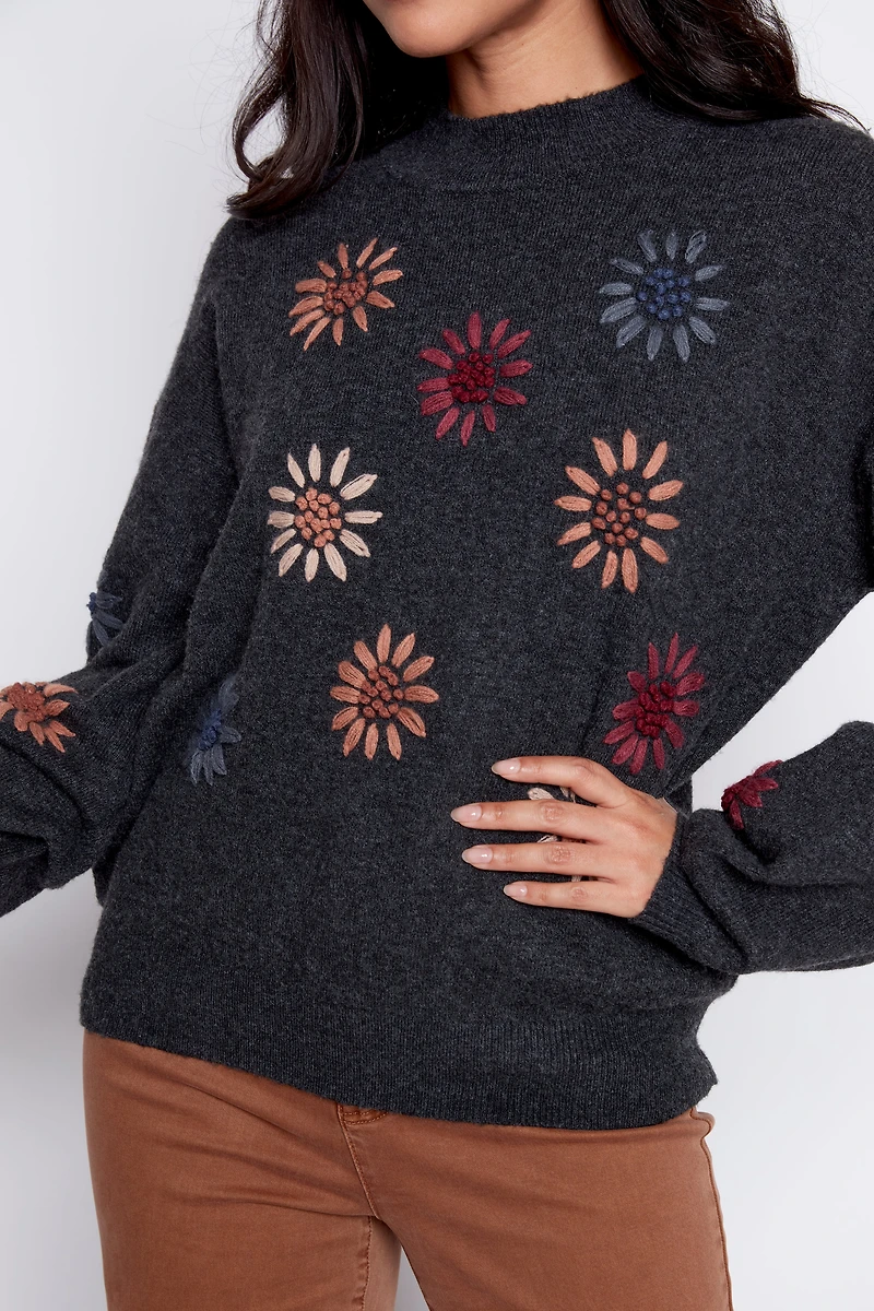 Le pull à broderie florale