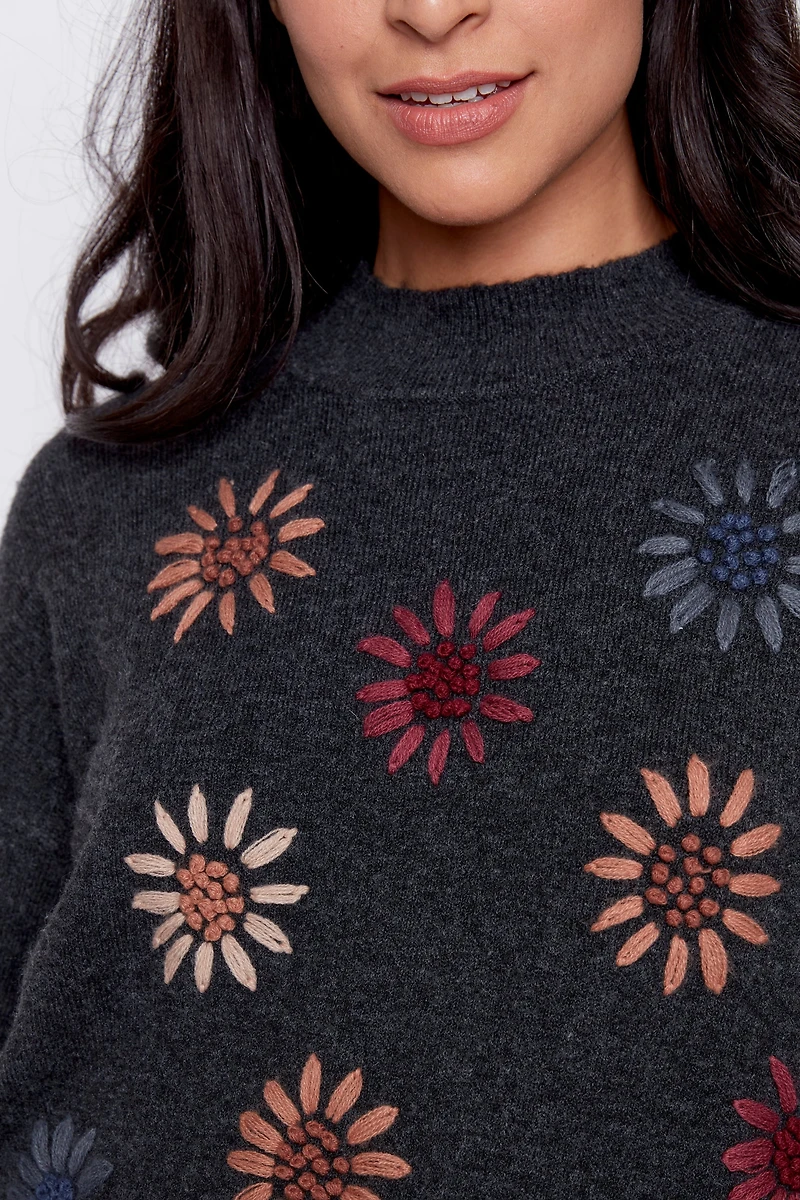 Le pull à broderie florale
