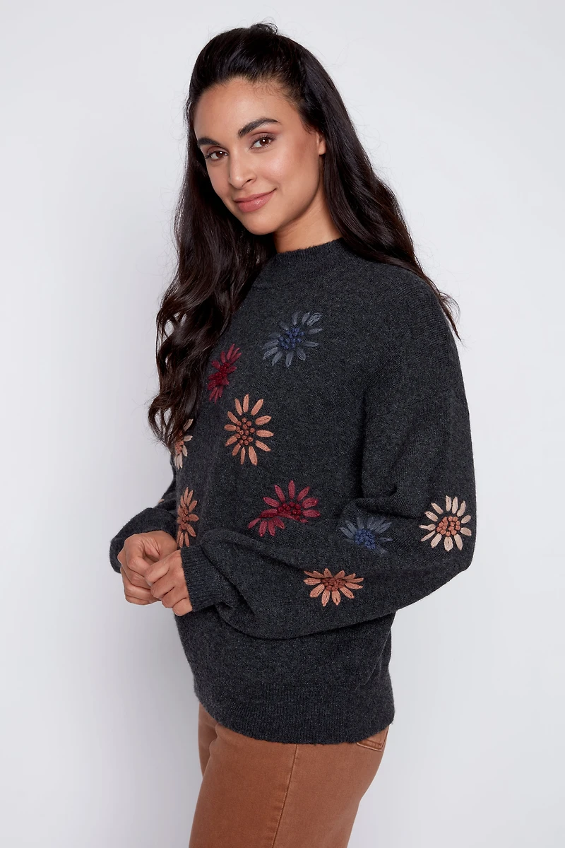 Le pull à broderie florale