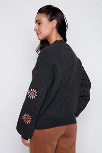Le pull à broderie florale