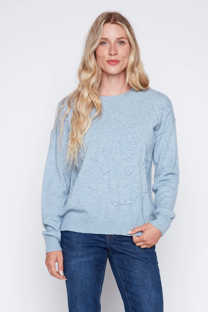 Le pull brodé de fleurs ton sur