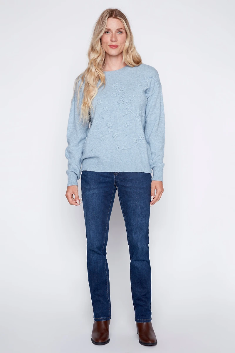 Le pull brodé de fleurs ton sur
