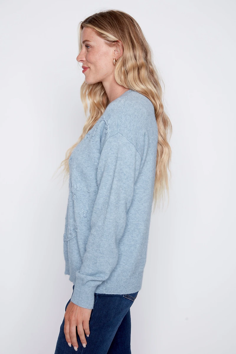 Le pull brodé de fleurs ton sur