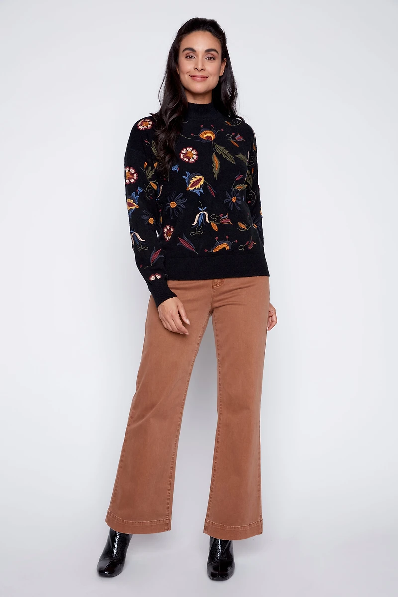 Le pull brodé de feuilles florales