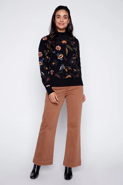 Le pull brodé de feuilles florales