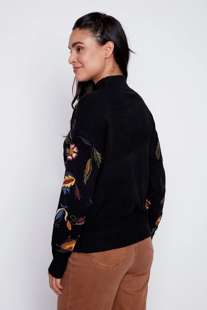Le pull brodé de feuilles florales