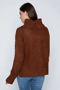 Le pull côtelé à torsades diagonales